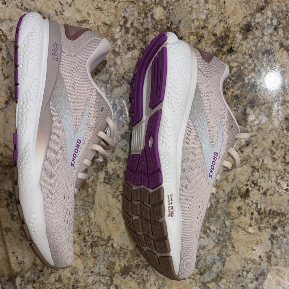 NWT Women's Brooks Ghost Cream and Purple Athletic Shoes 7.5 - Picture 3 of 4
